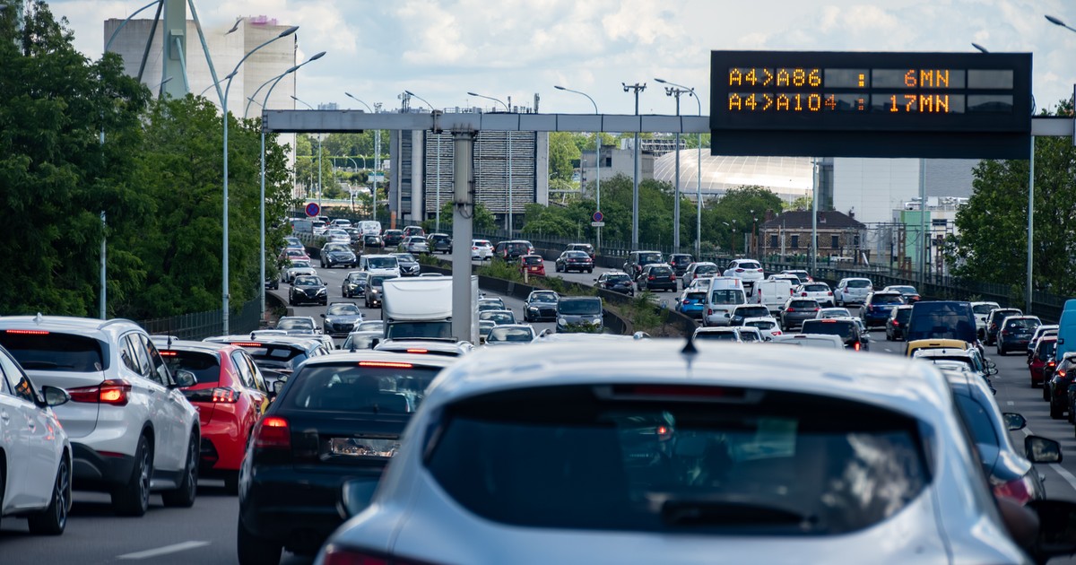 Jazda samochodem w okolicach Paryża polegkorkacha głównie na staniu w