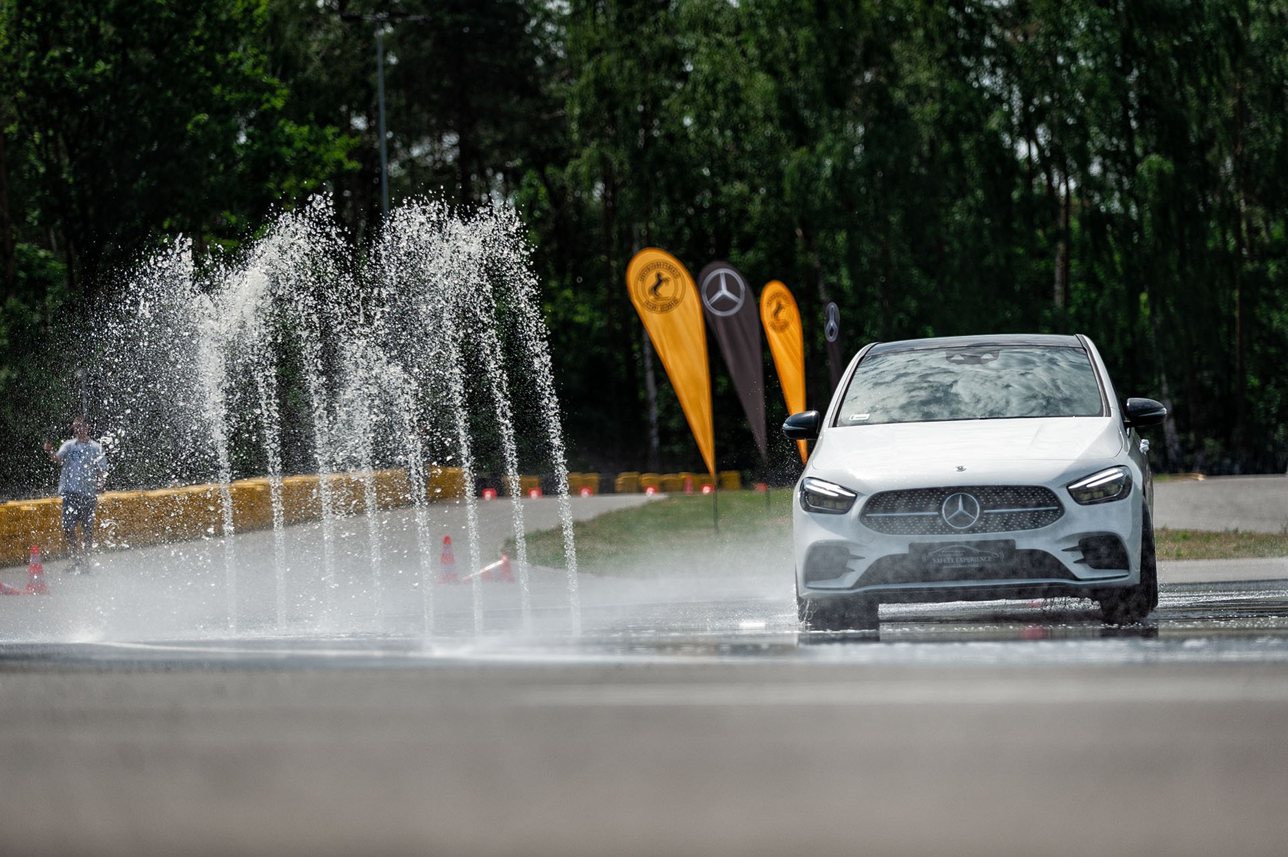 Mercedes-Benz Safety Experience - zrozumieć zachowanie samochodu