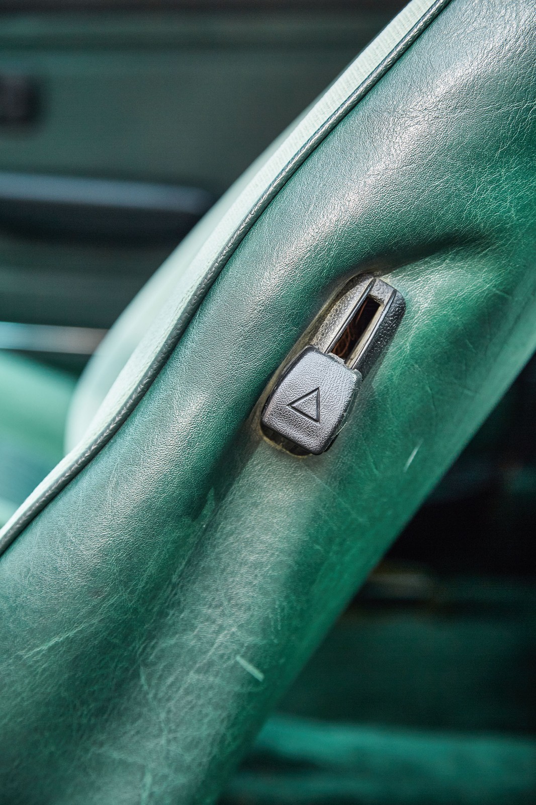 Jak samodzielnie naprawić zniszczoną tapicerkę?