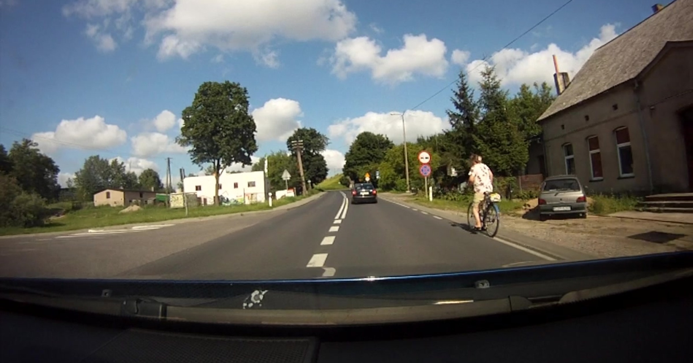 Czy można najechać na ciągłą linię podczas wyprzedzania rowerzysty?
