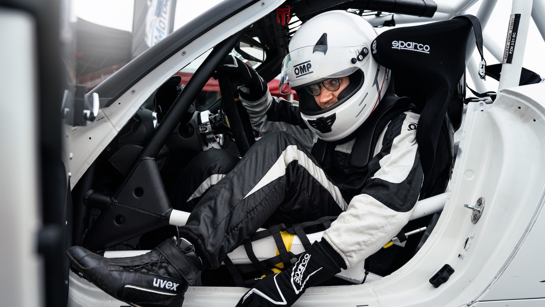 Wgramolić się do kubełkowego fotela nie jest łatwo – dostęp ogranicza klatka (wyspawana przez Trela Motorsport), kierownicy się, niestety, nie zdejmuje. Moja gibkość też pozostawia nieco do życzenia, a wzrost 183 cm również nie pomaga...