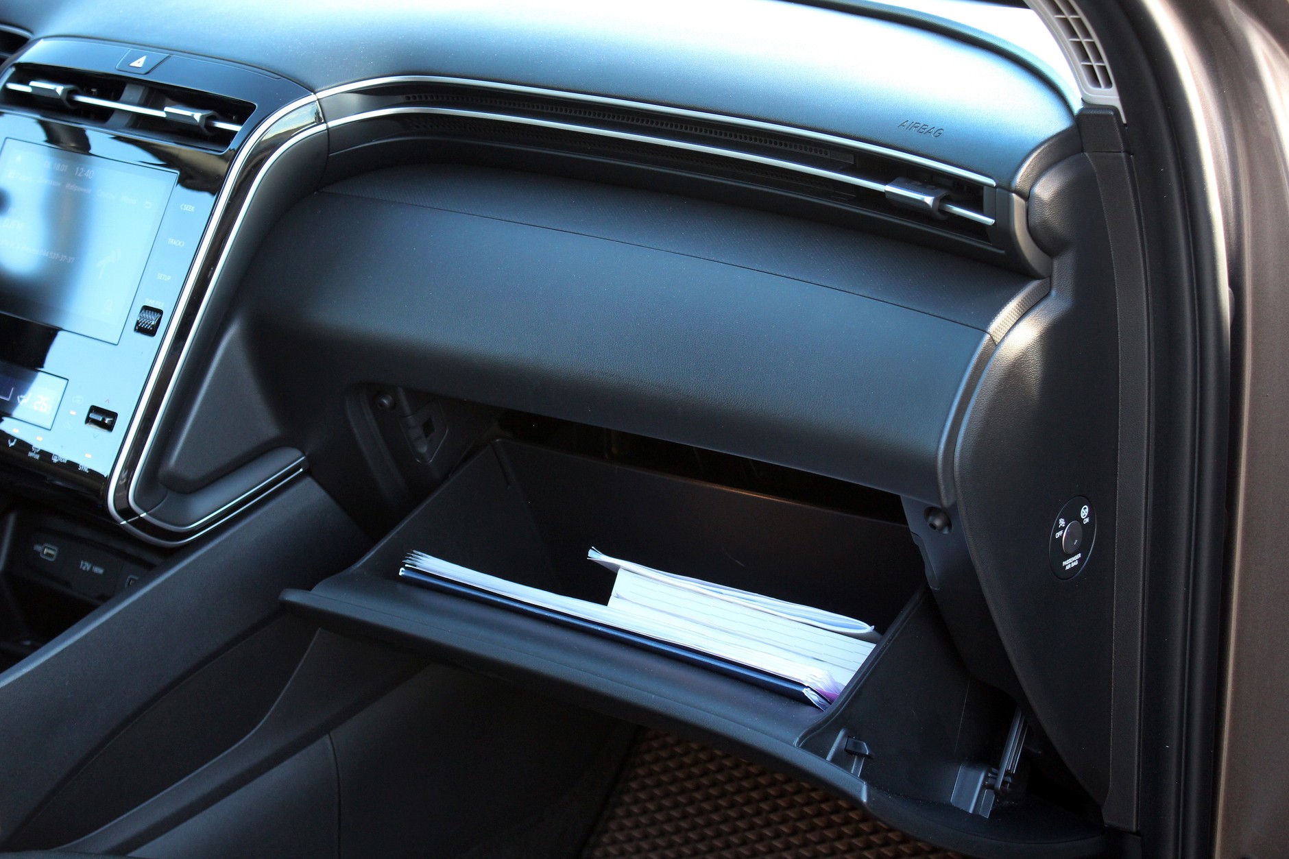 Dokumenty w schowku samochodu