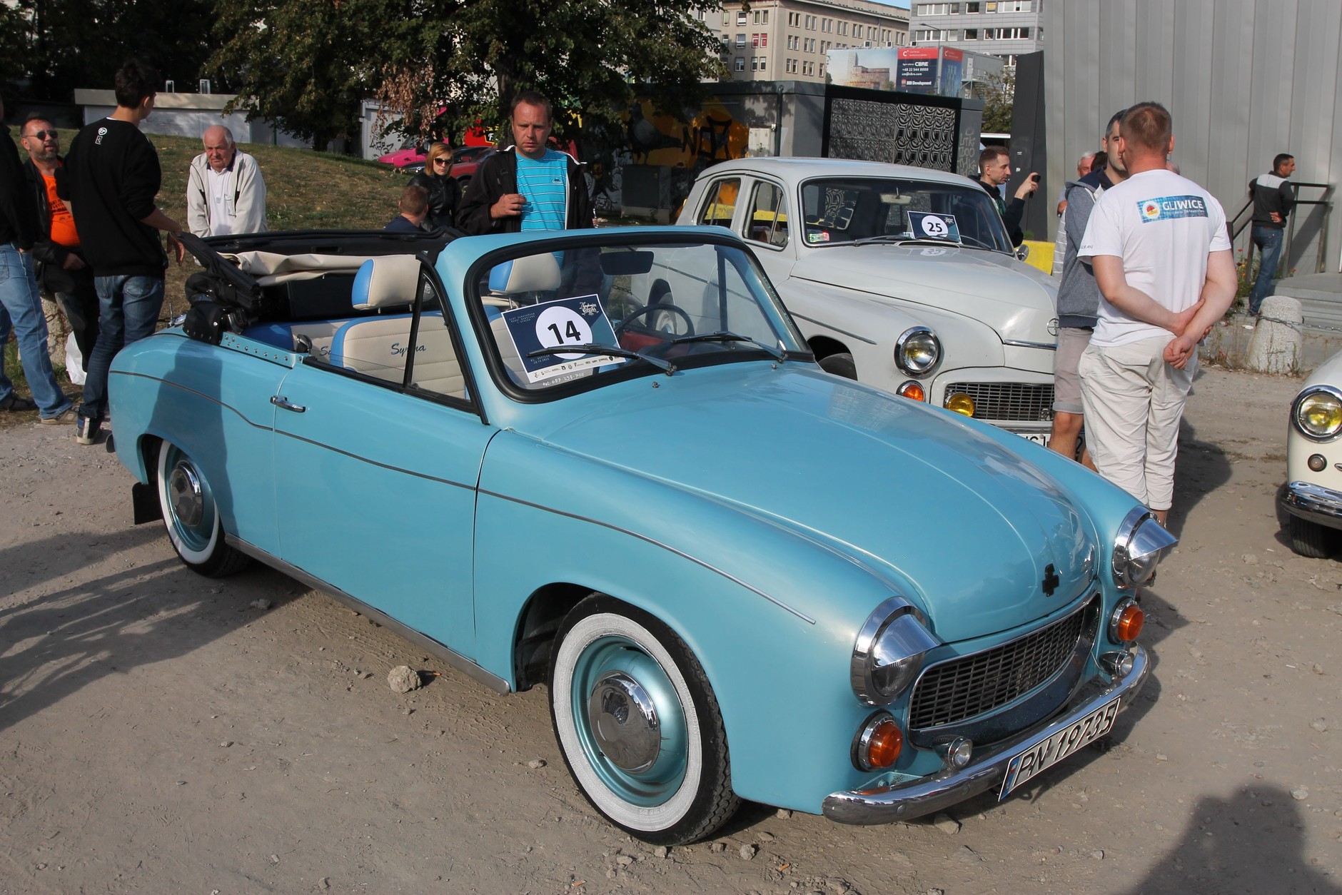 Zlot samochodów Warszawa i Syrena na Placu Defilad w Warszawie