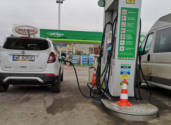 Co kupisz na stacji benzynowej? Jak sprawdzić ceny paliw?