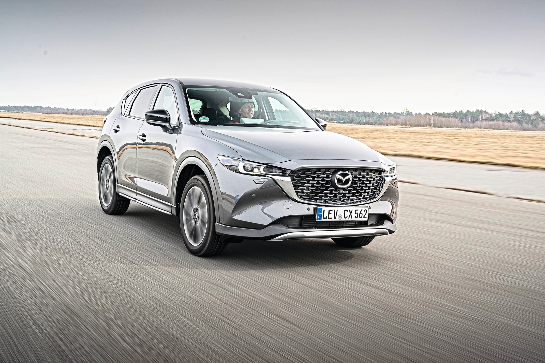 Mazda CX-5: nawet po debiucie nowej generacji wciąż wygląda świeżo i aktualnie. 