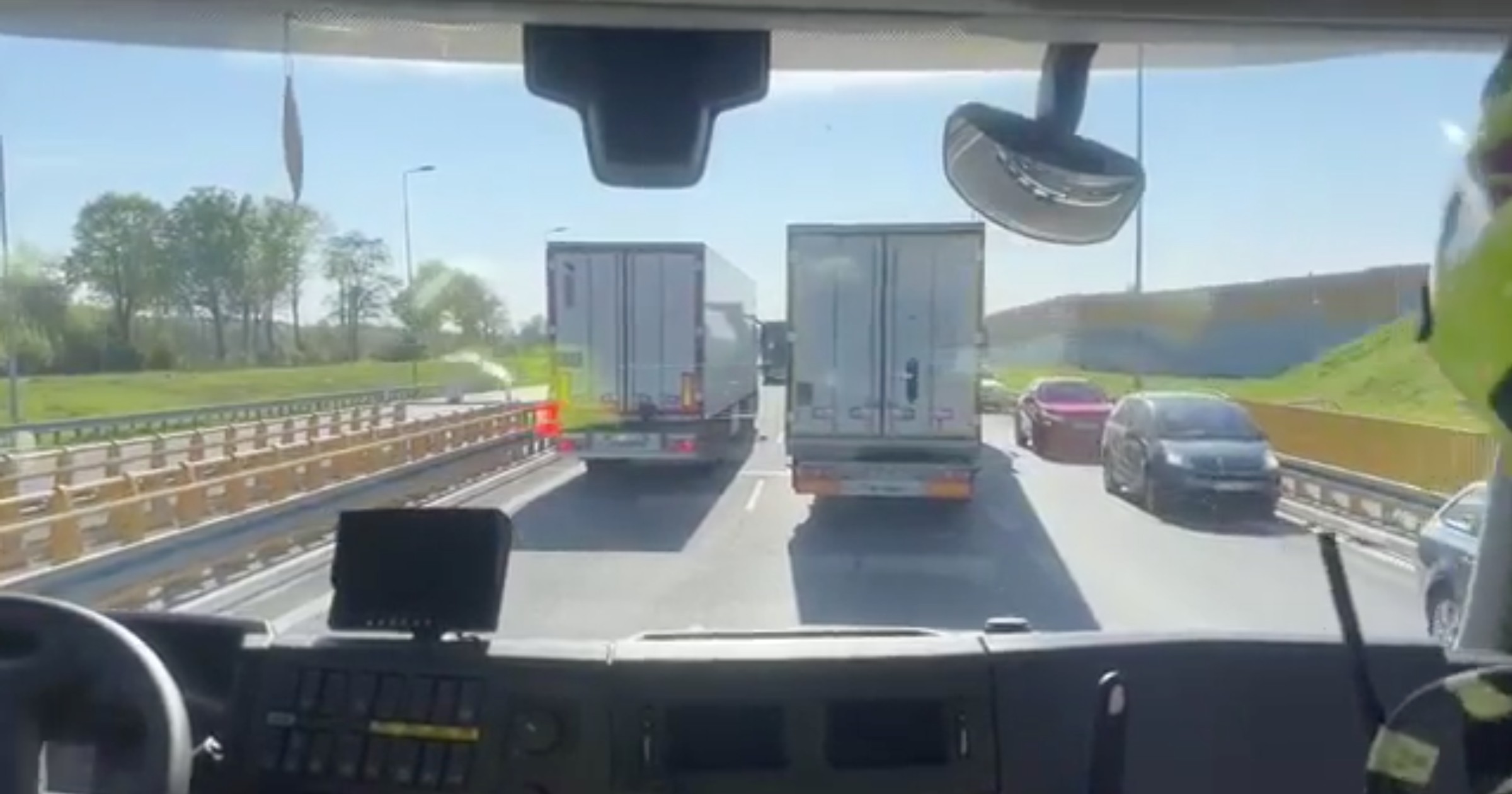 Strażacy nie mogli dojechać na miejsce wypadku, bo korytarz życia zablokowali kierowcy jadący "pod prąd"