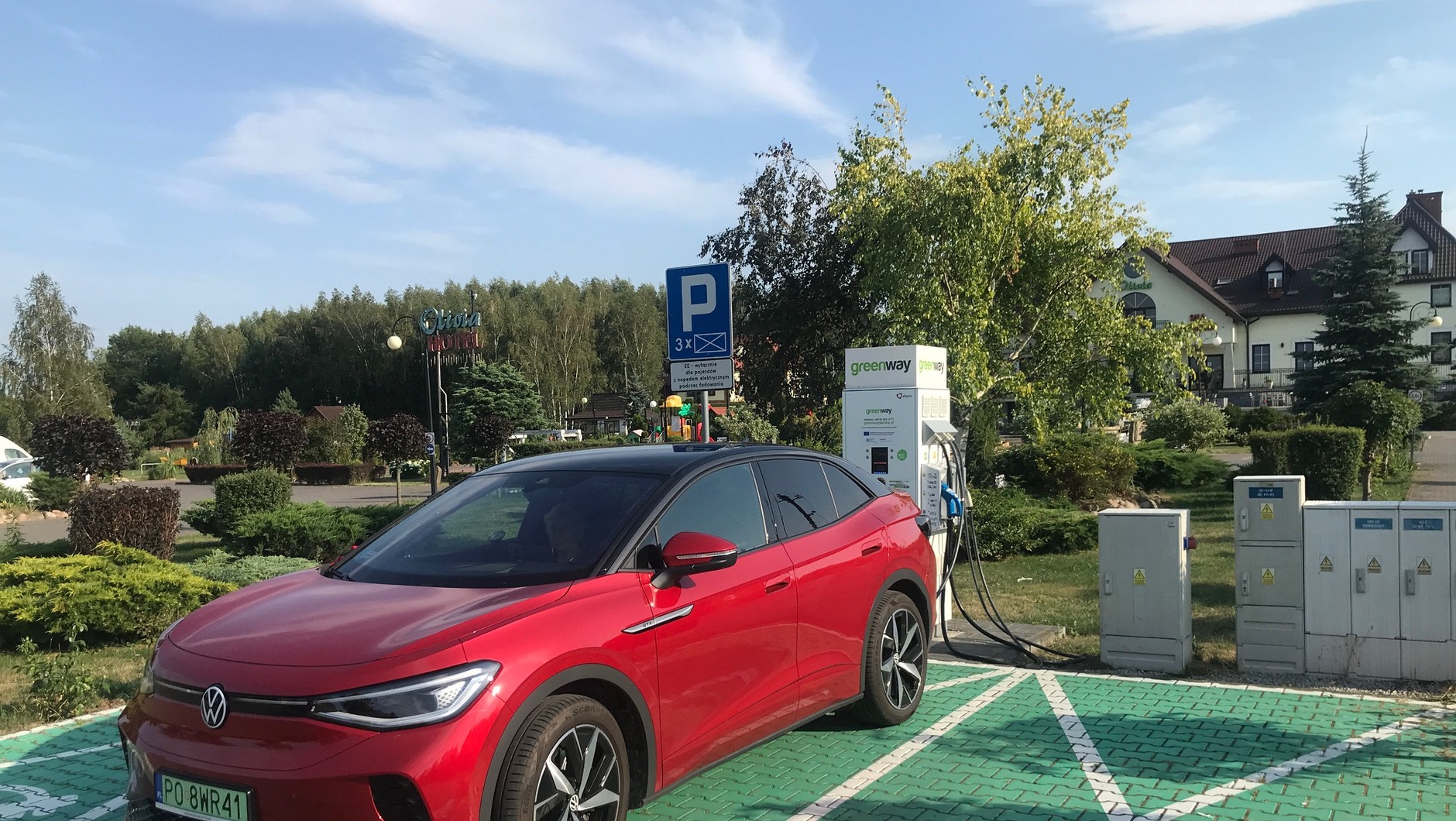 Volkswagen ID.5 GTX podczas ładowania na stacji Greenway w Rykach (moc 50 kW).