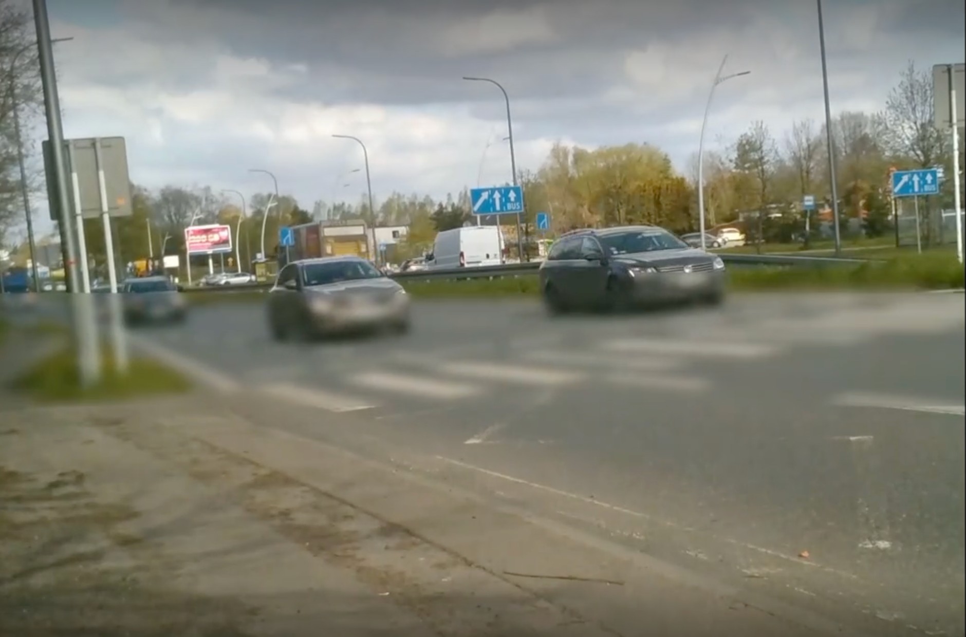 Wyprzedzanie na przejściu dla pieszych – to kadr z policyjnej kamerki. Kierowca dostał mandat