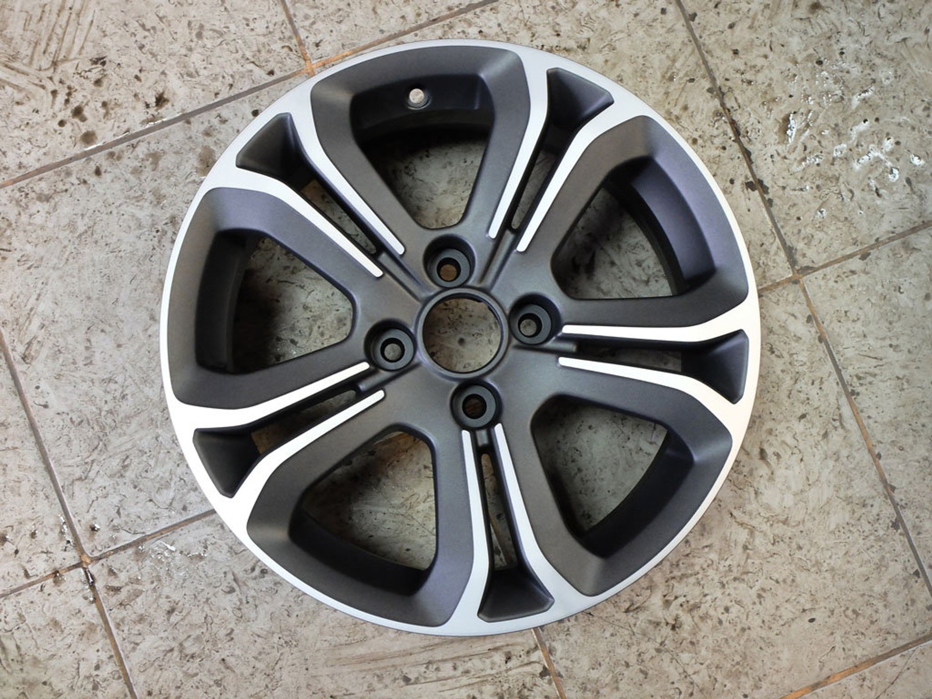 Alufelgi na wysoki połysk - renowacja felg krok po kroku