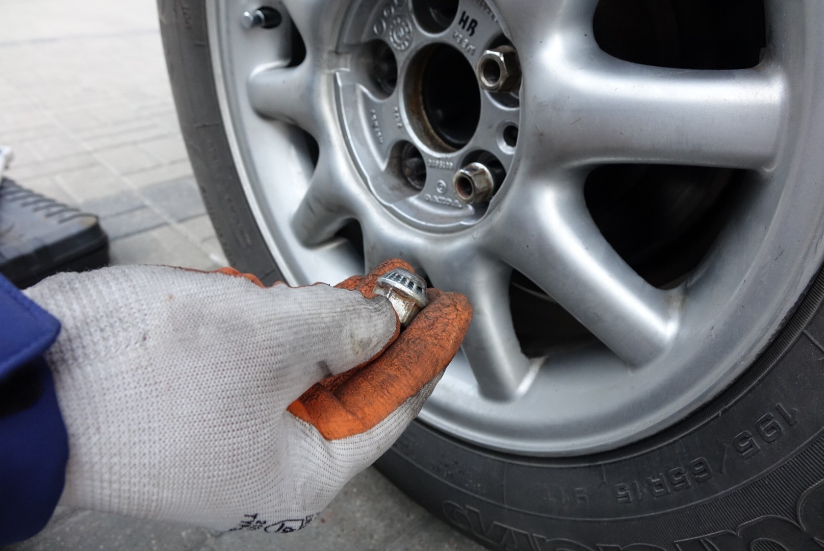 Przykręcając koło, przed użyciem klucza udarowego, należy ręcznie wkręcić śruby/nakrętki choć o dwa-trzy obroty