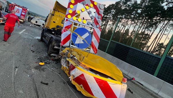 Kierowca busa wjechał w pojazd drogowców na A2. Są ciężko ranni