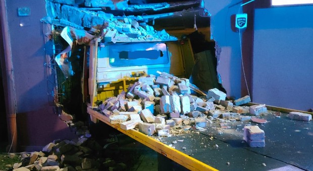 Przez ścianę wjechał autolawetą do środka kamienicy. Ewakuowano mieszkańców