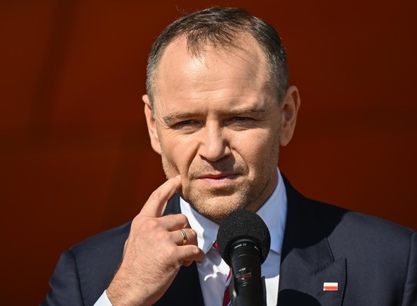 Dlaczego Karol Nawrocki nie może prowadzić samochodów? Nowym BMW za 2 mln zł nie pojeździ