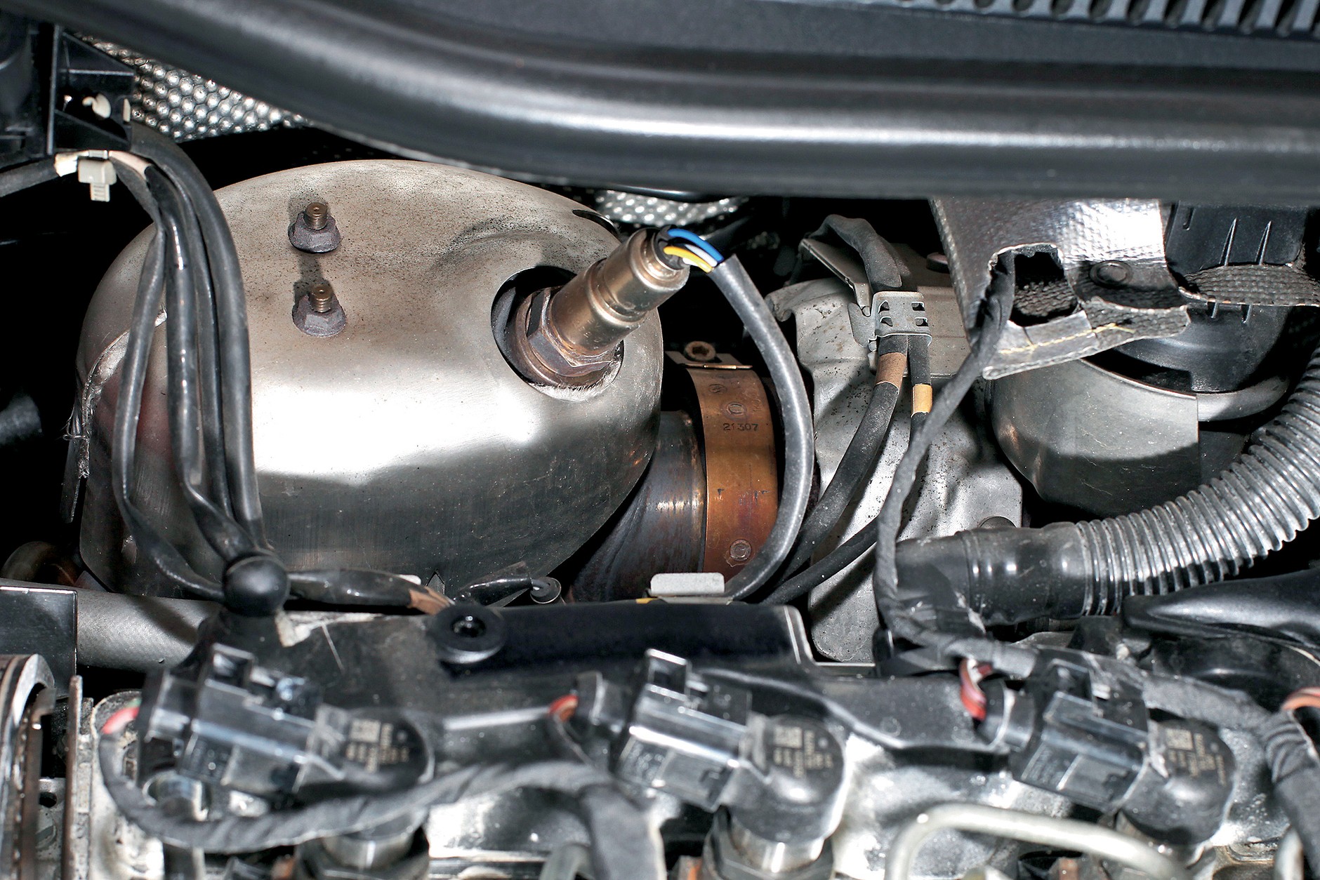 Problem szybko zapychających się filtrów DPF jest powszechnie znany i dotyczy głównie aut eksploatowanych na krótkich dystansach. W przypadku silnika 1.6 TDI sprawa wygląda podobnie – pojazdy użytkowane na dalekich trasach rzadko się zmagają z usterkami DPF-u, natomiast samochody eksploatowane w miastach zawodzą o wiele częściej.