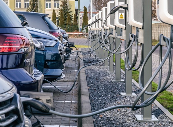 Pełne odliczenie podatku VAT na samochody elektryczne? Znamy stanowisko Ministerstwa Finansów