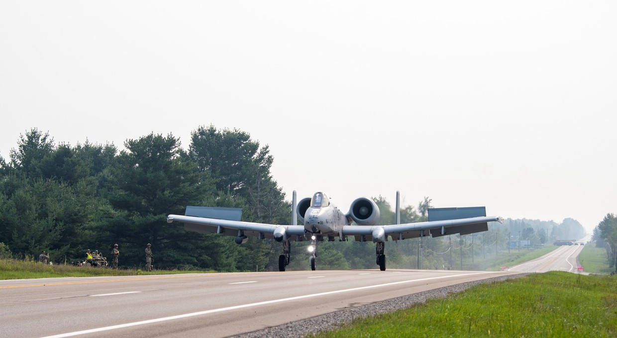 Samoloty wojskowe lądowały na autostradzie w Michigan