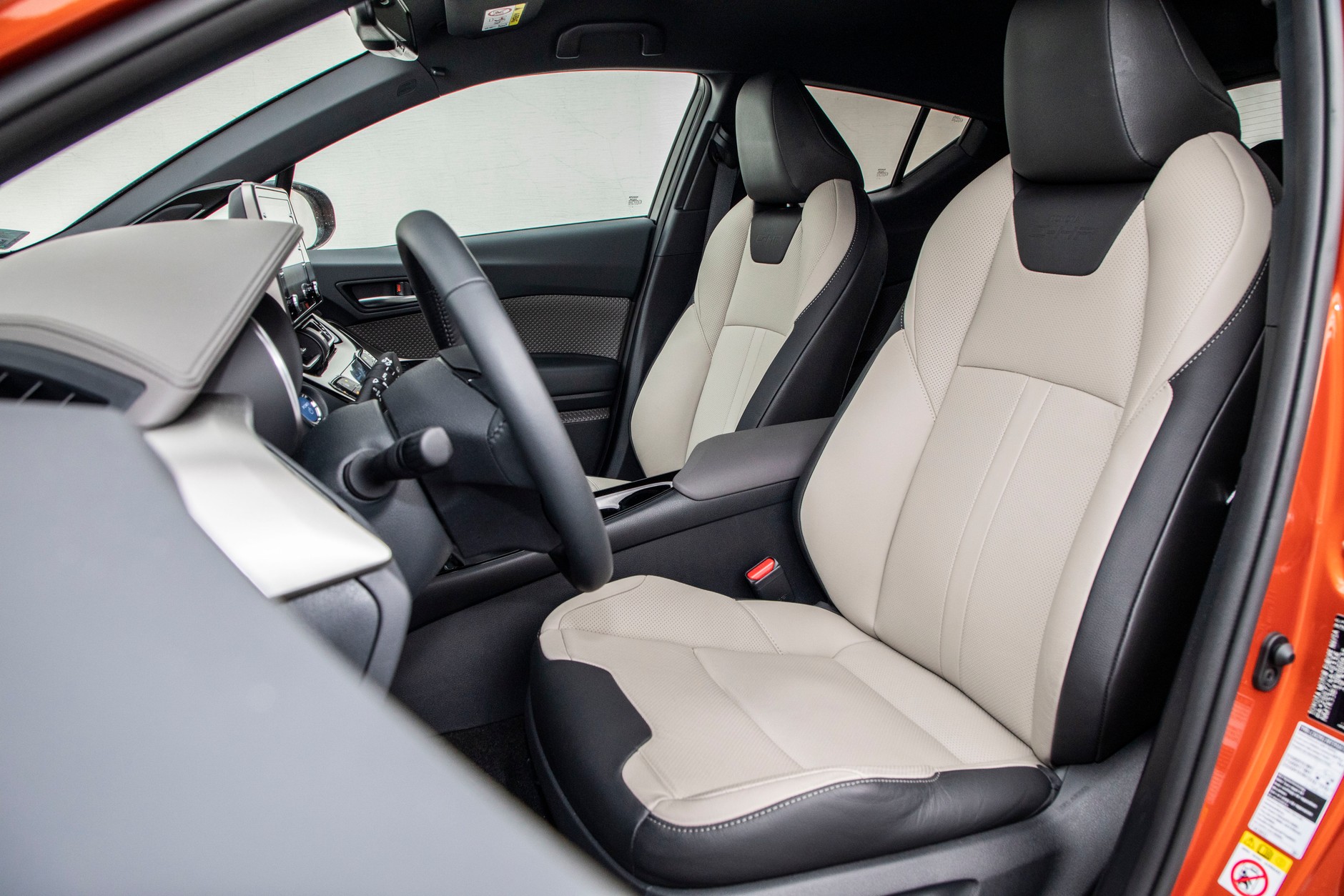 Zdziwisz się jak dobrze jeździ poliftingowa Toyota CH-R z nową hybrydą