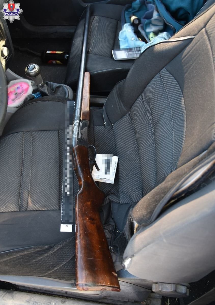 Policjanci musieli go ścigać. Był pijany, za to miał przy sobie broń