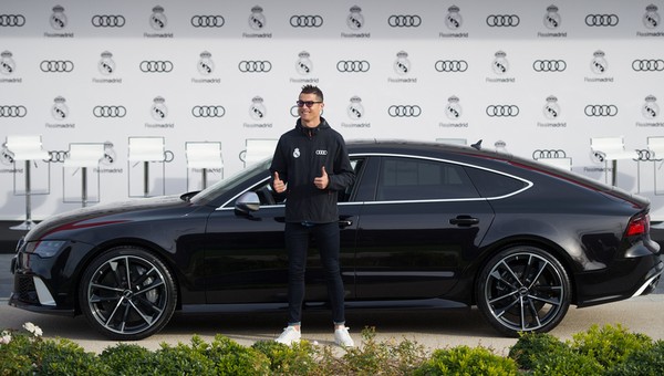 Cristiano Ronaldo i jego superauta