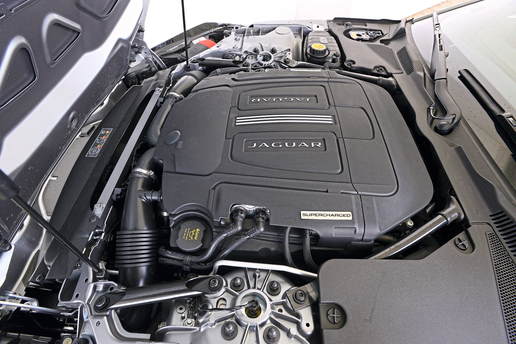 Jaguar ma doładowane V8 pod maską. 