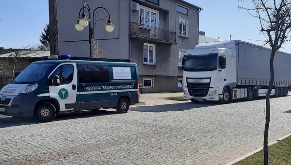Kierowcy ciężarówek skracali sobie drogę. Mieszkańcy poprosili o kontrolę