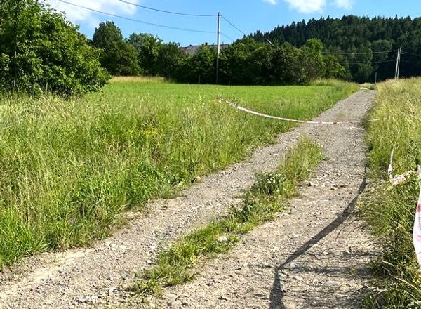 Niebezpieczne znalezisko na drodze szutrowej pod Nowym Sączem
