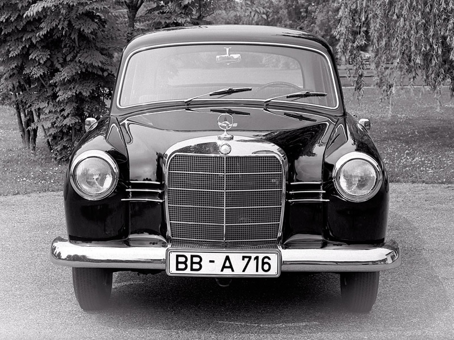 Mercedes-Benz E: historia gwiazdy klasy średniej wyższej (250 fotografii)