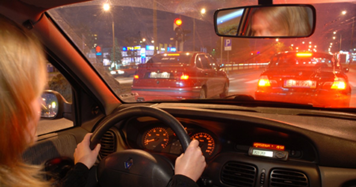 Jak zachować się podcza nocnego postoju na światłach?