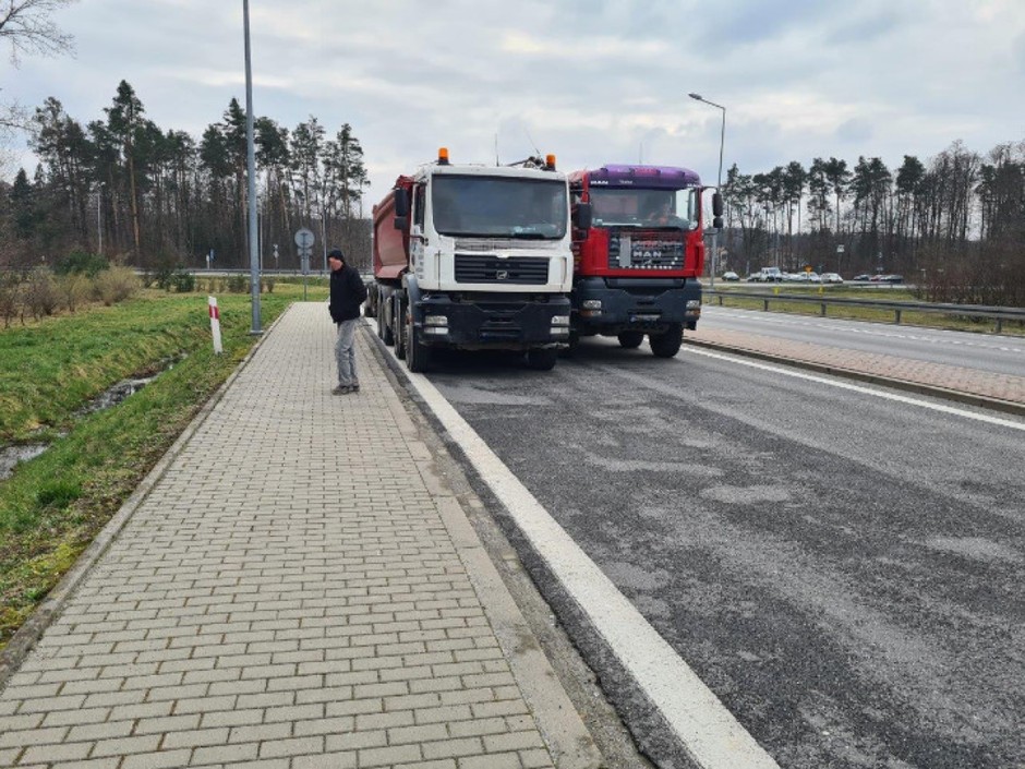 Kierowca wiózł pospółkę i kłamał inspektorom ITD w żywe oczy