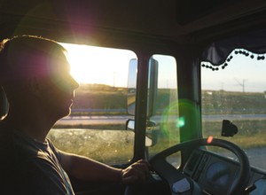 Kierowca ciężarówki opowiedział mi, co znaczy "jazda na pauzie". Rzeczywistość w branży transportowej jest szokująca