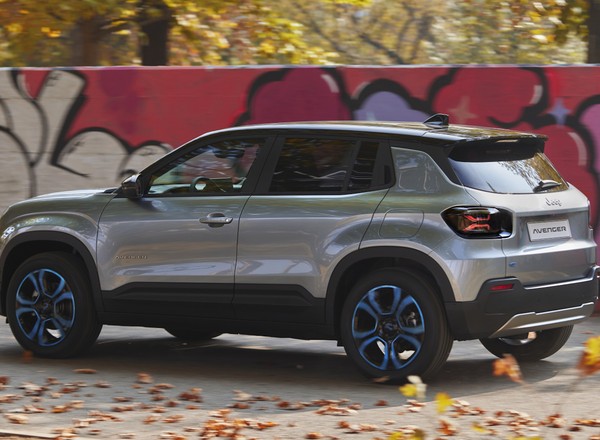 Nowy Jeep Avenger z "miękką hybrydą". A pomyśleć, że początkowo miał być tylko elektryczny