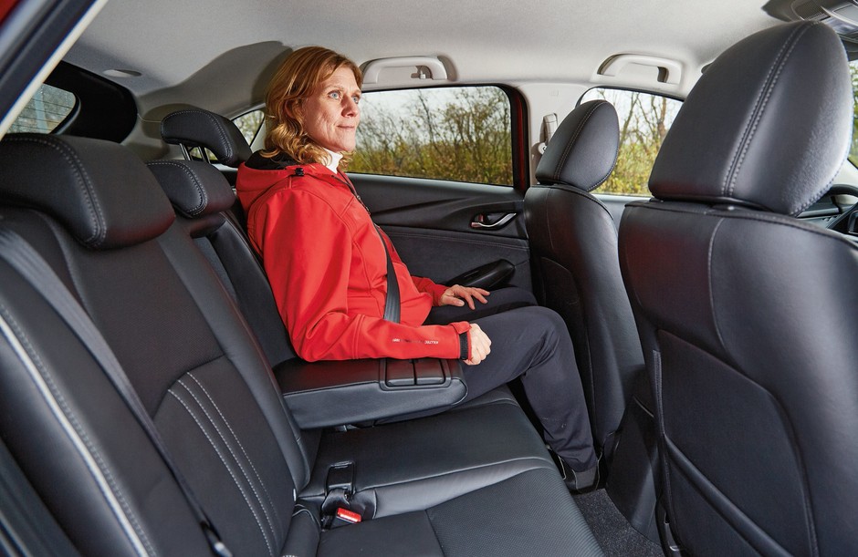 Porównanie 4 par SUV-ów: Mazda, Mitsubishi, Jeep i Volkswagen.