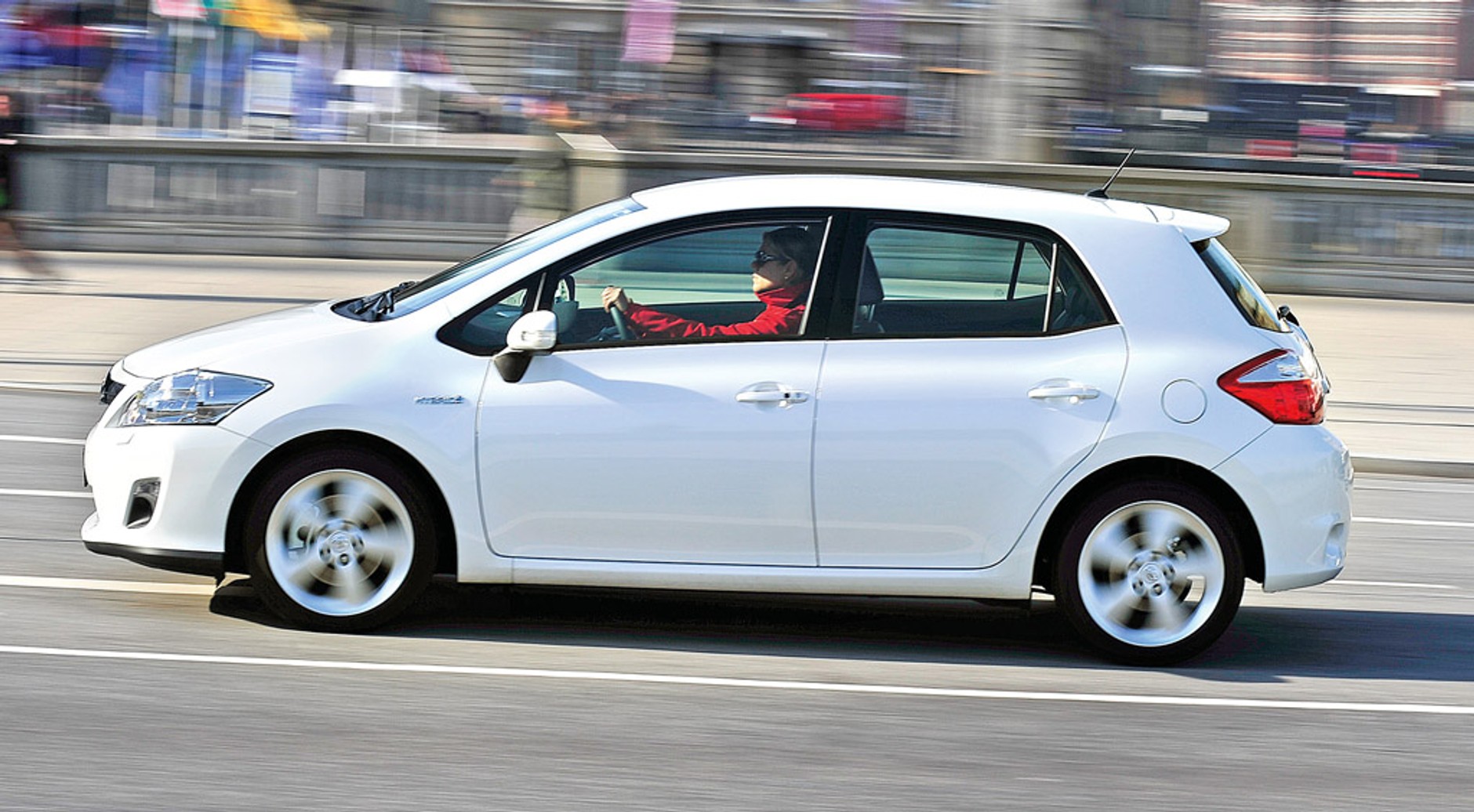 Auris 1.8 HSD kontra Auris 2.0 D-4D: diesel kontra hybryda, dwie drogi do niskiego spalania