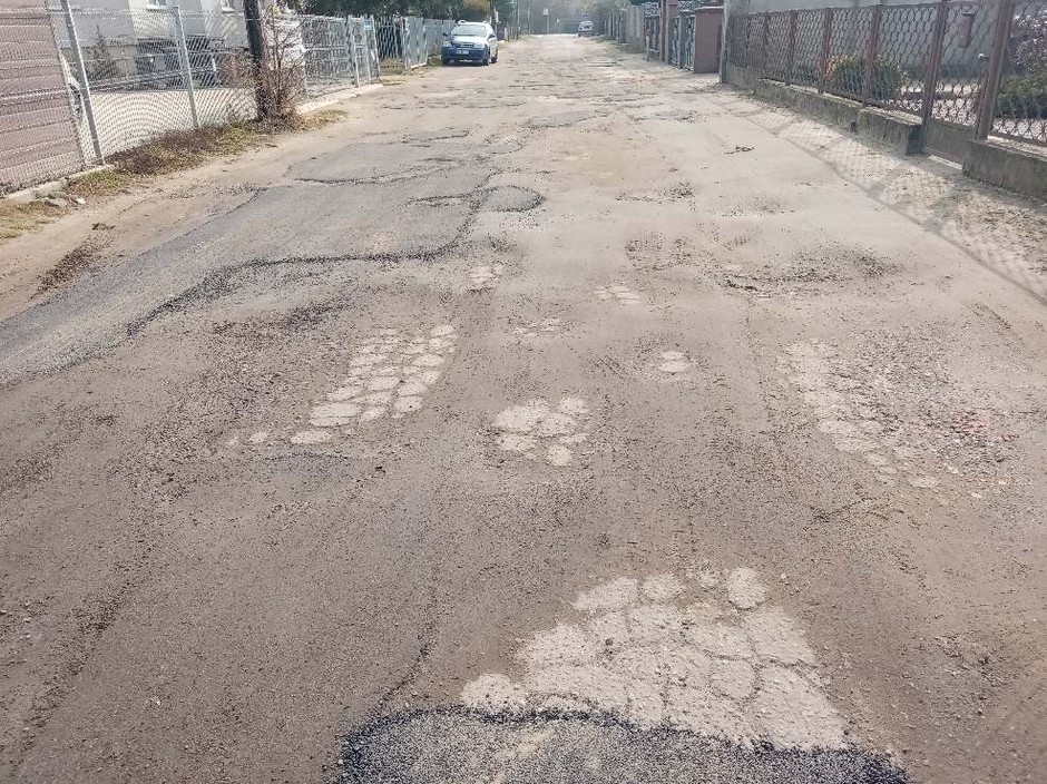 Naprawa dziurawej drogi w Poznaniu