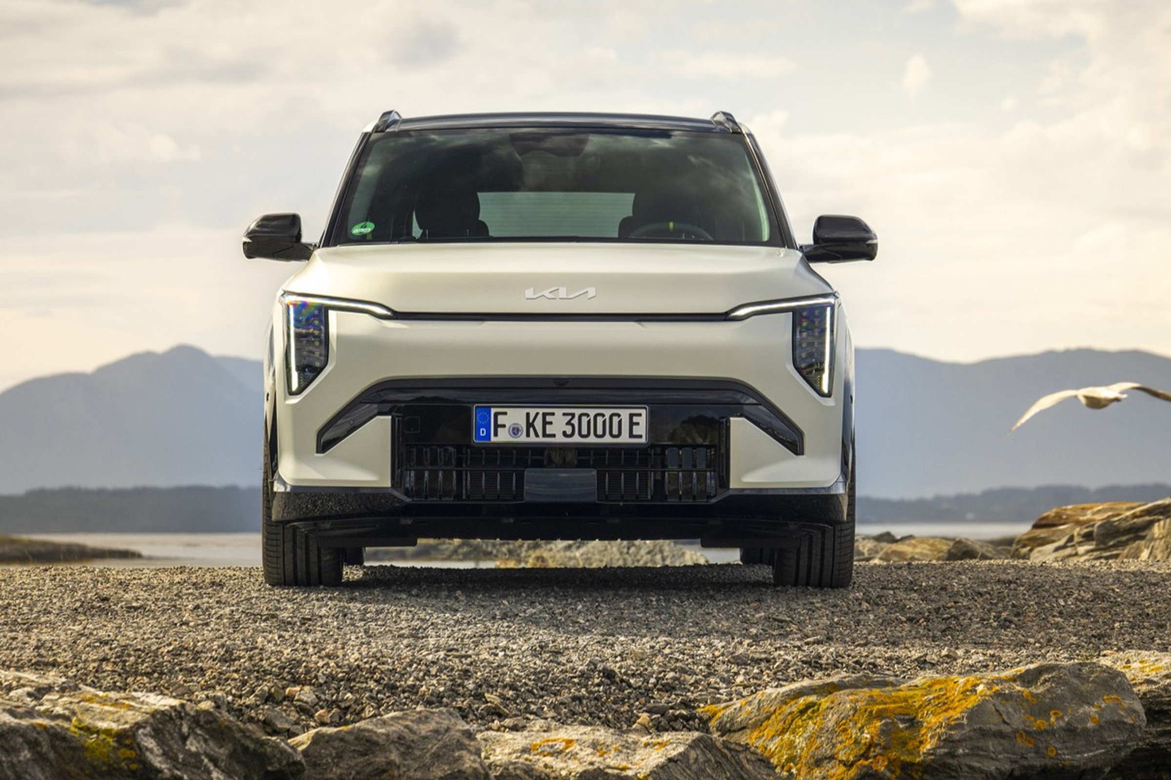 Dwa nowe kompaktowe SUV-y Kii już w Polsce. Ultradługa lista wyposażenia standardowego