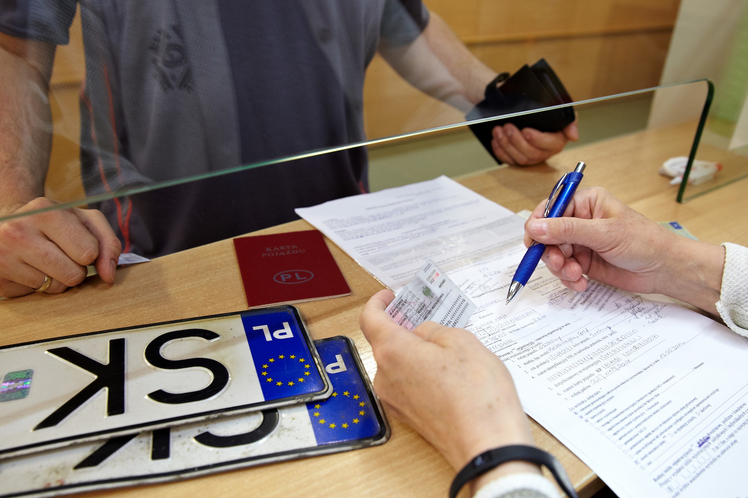 Rejestracja samochodu nigdy nie była łatwiejsza. Sejm przyjął ważne zmiany dla kierowców
