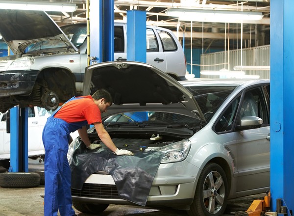 Gdzie sprawdzić auto przed zakupem: stacja szybkiej obsługi czy serwis „za rogiem”?