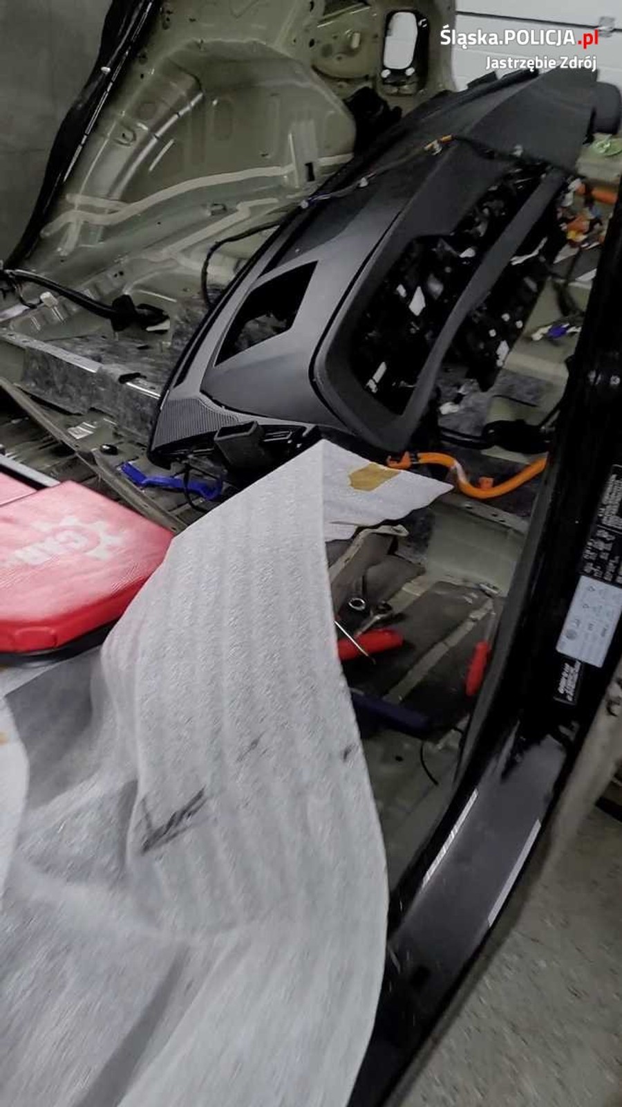 Policjanci odzyskali skradziony samochód i zlikwidowali tzw. dziuplę