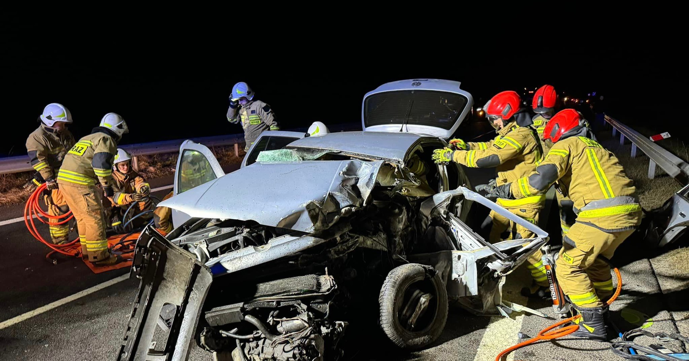 Zderzenie czołowe na drodze S22. Golf wbił się w TIR-a