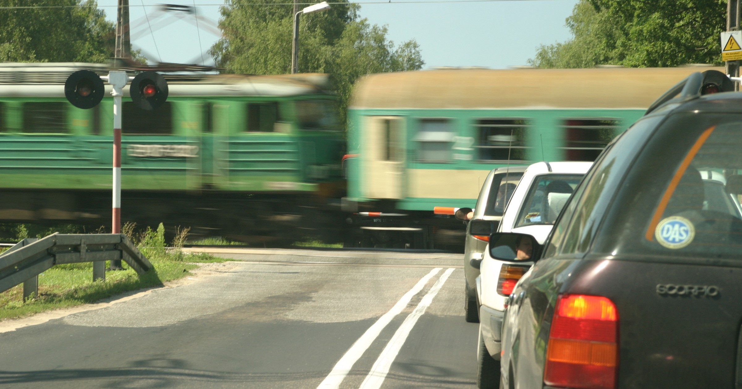 Przejazd kolejowy. Pociąg waży setki ton. Samochód nie ma z nim szans