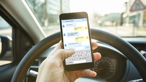 Niemcy chcą łapać kierowców korzystających z telefonów. Zastosują do tego specjalną technologię