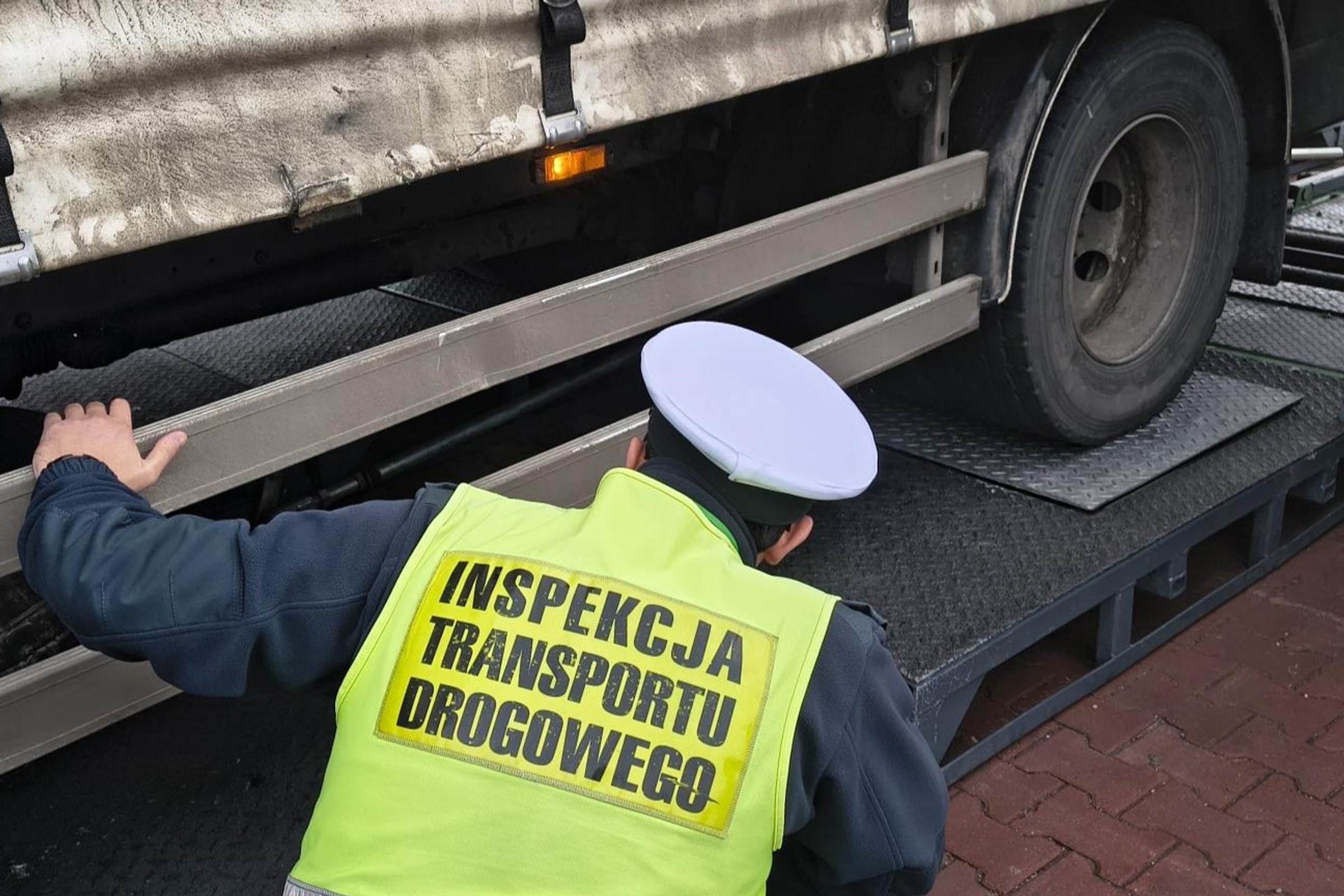 Inspektorzy ITD wycofali z ruchu ciężarówkę na A4. "Pojazd niemal nie hamował"