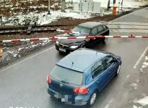 Staranował zapory, uciekając przed policją. Scena jak z filmu