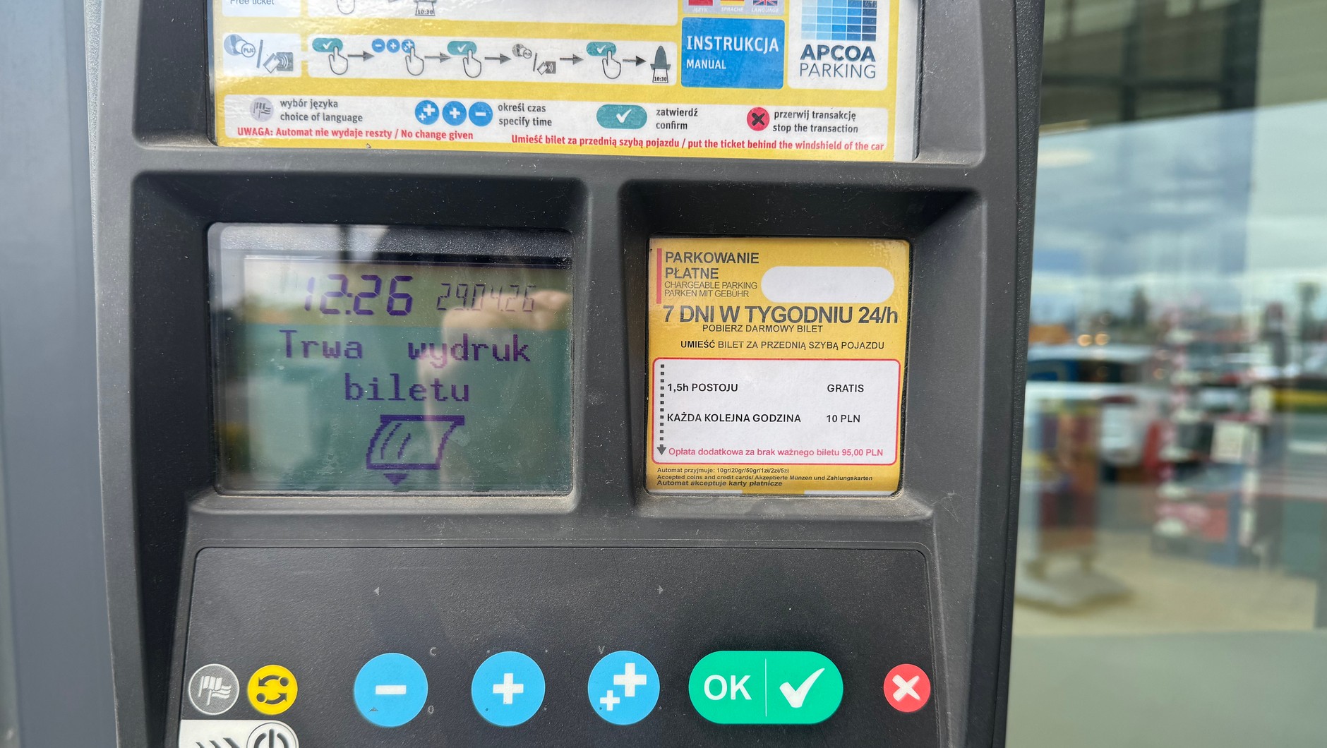 Na jednym parkingu trzeba wziąć bilet, a na drugim zarejestrować numer rejestracyjny. Oba systemy nie są ujednolicone