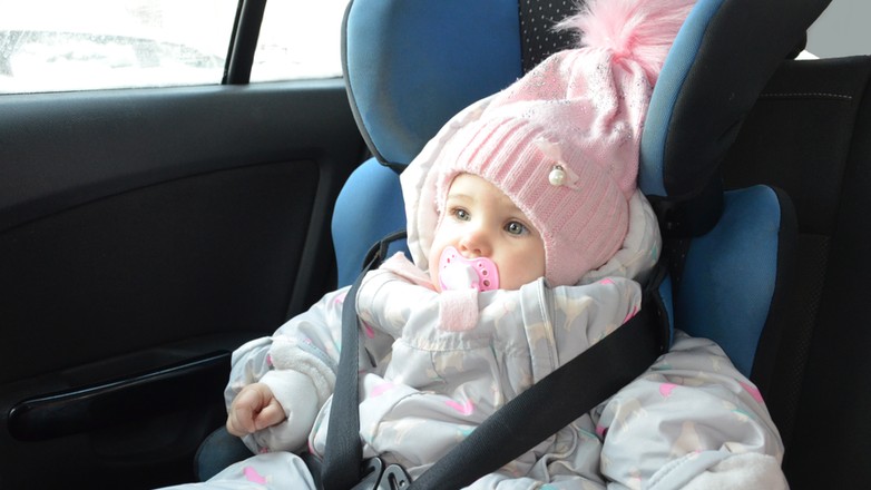 Tak opatulone dziecko może i wygląda słodko, ale podróżuje bardzo niebezpiecznie. Sprawdź dlaczego!