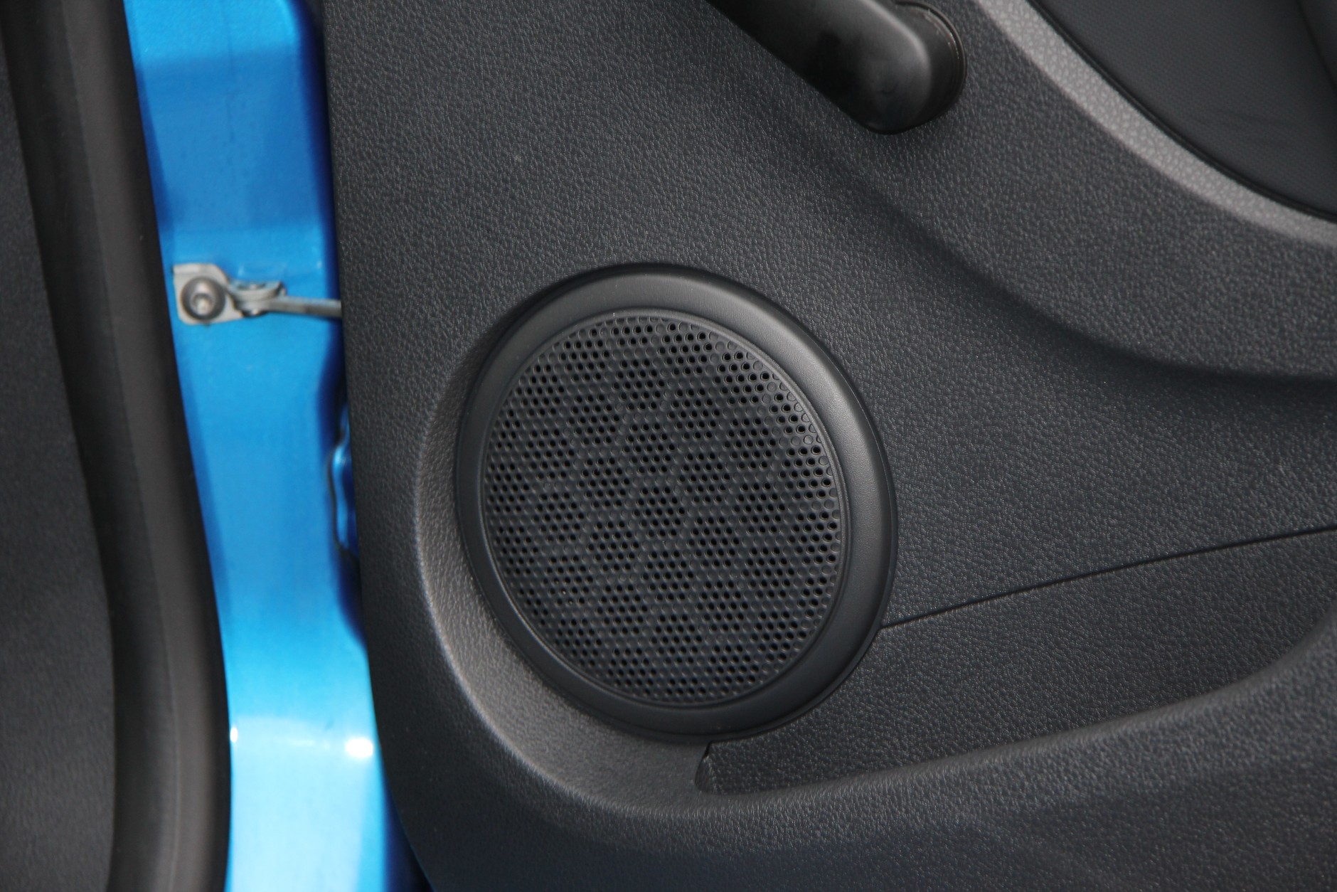 Dacia Sandero: głośniki w tylnych drzwiach