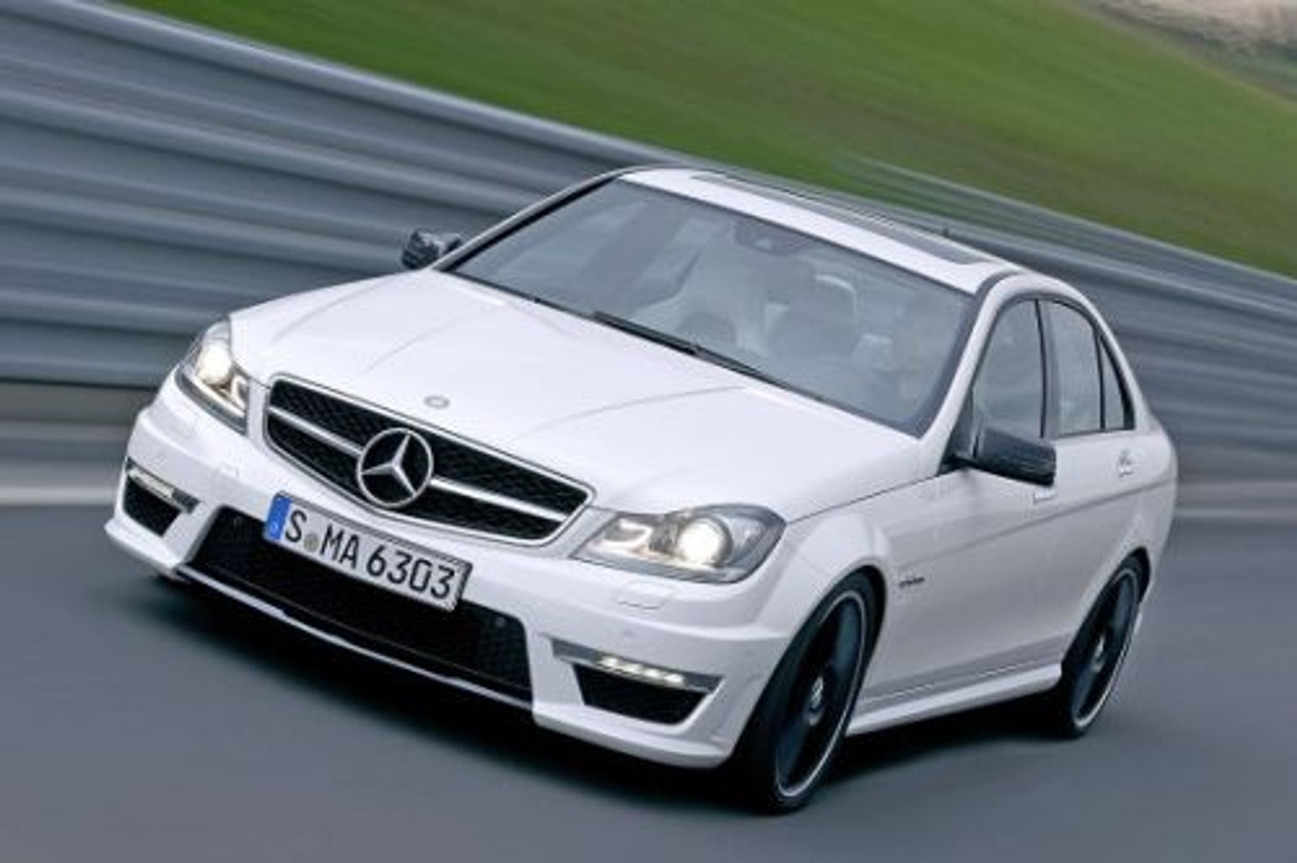 Mercedes C63 AMG 2011 lifting