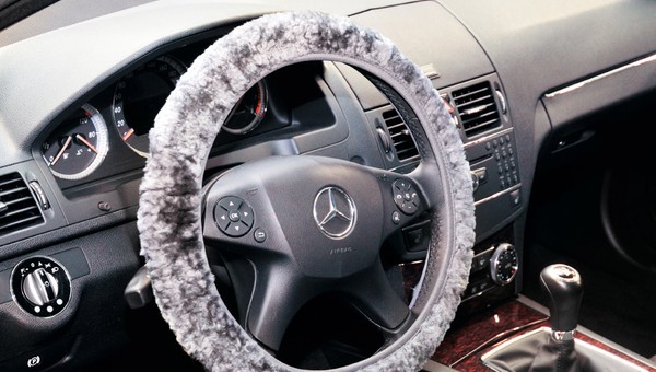 Tanie gadżety do samochodu: cieszą czy śmieszą?