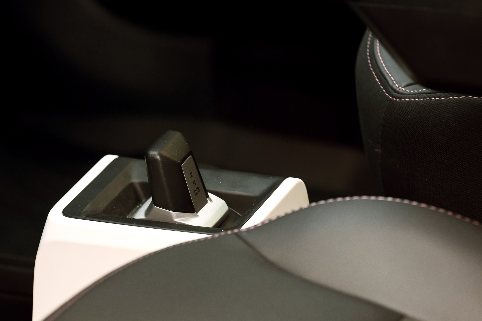 Nowa Dacia Spring 2024 – dżojstik włączania biegów