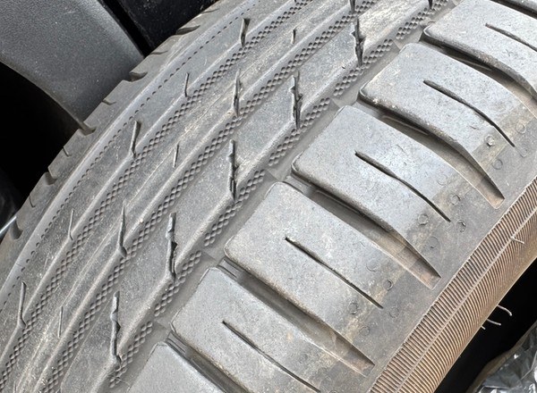 Mandat za złe opony może sięgnąć do trzech tys. zł. Policjanci sprawdzają kilka rzeczy [Lista]